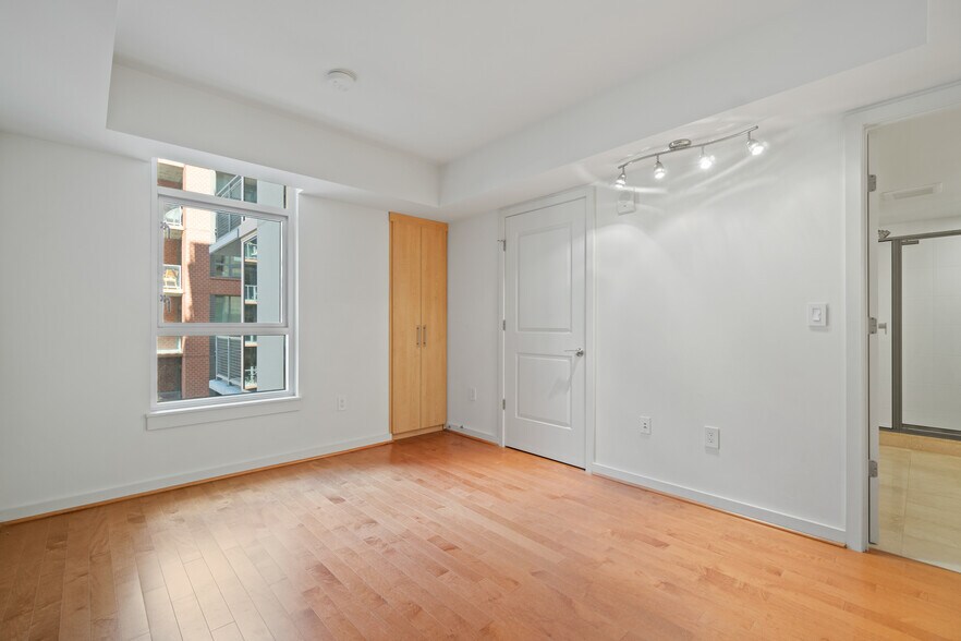 Bright and Spacious - 1025 1st St SE