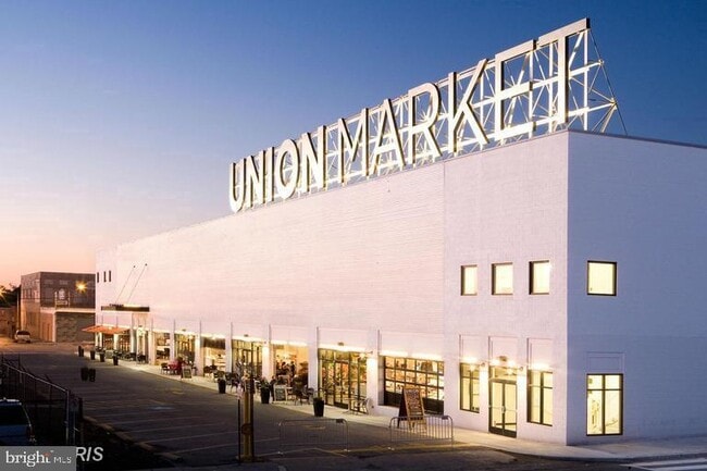 Building Photo - 1932 Summit Pl NE