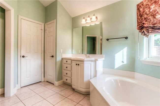 Building Photo - Spacious 3 Bed- 2 Bath in the Exclusive Private Riverwood Addition- SW Fort Worth- 76116