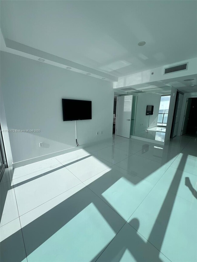 Building Photo - 17121 Collins Ave