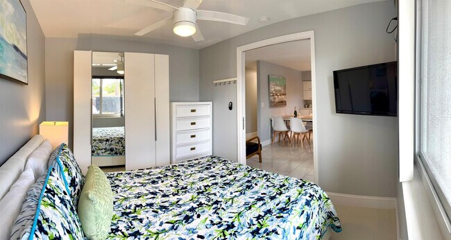 Building Photo - 1705 N Riverside Dr