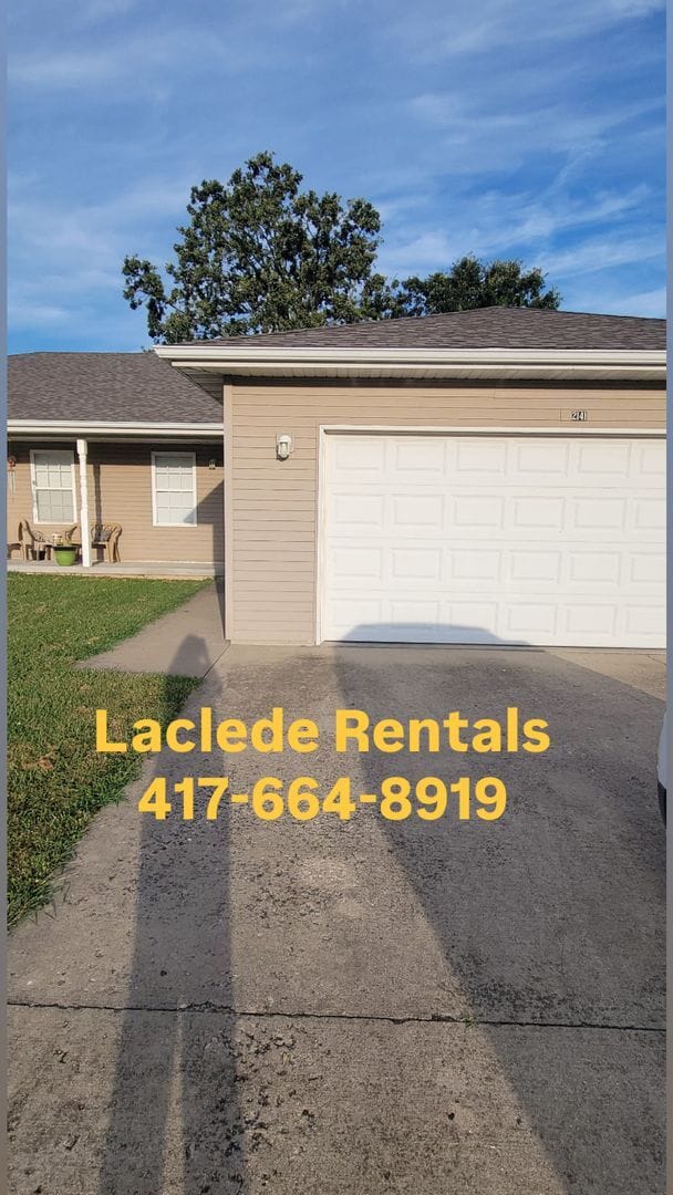 Building Photo - 3 BED 2  BATH DUPLEX