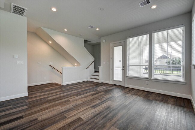 Building Photo - 2710 Grand Fountains Dr