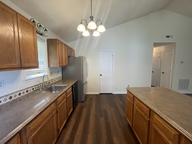 Building Photo - Recently Renovated!!Beautiful 3BR home.