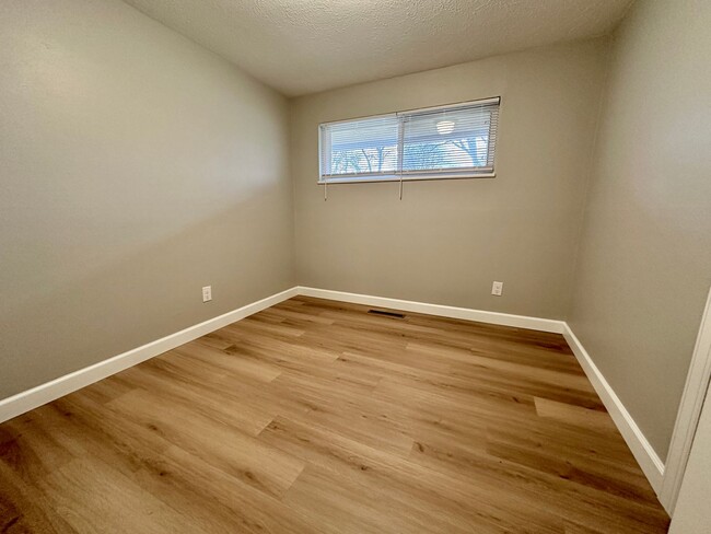 Building Photo - 305 Primrose Ln