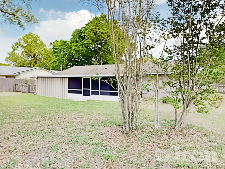 Building Photo - 802 Gullberry Ln