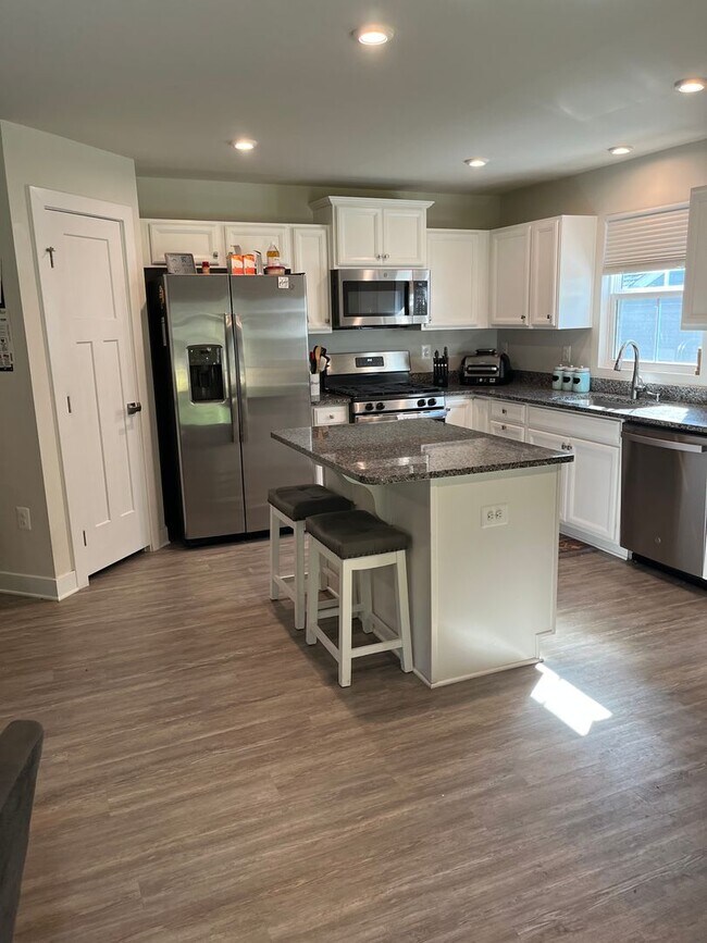 Building Photo - 3 bed 2 bath rental in Village Oaks Subdivision close proximity to Lake Monticello