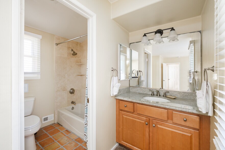 Building Photo - 734 Jersey Ct