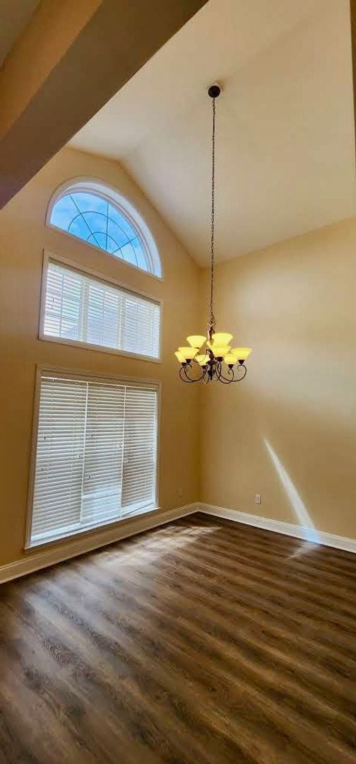 Building Photo - Offering First two weeks free for approved applicant