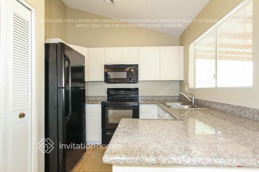 Building Photo - 7740 W Meadowbrook Ave