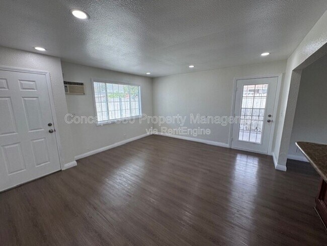 Building Photo - 2425 W Cameron St