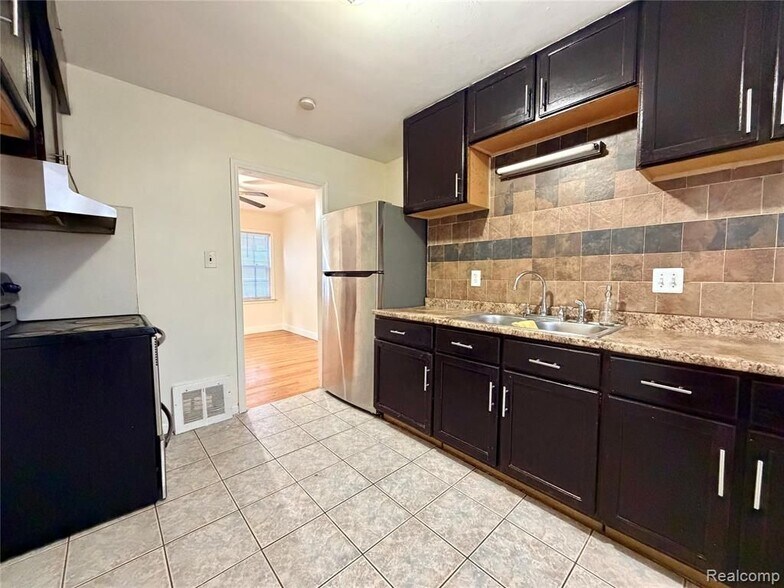 Building Photo - 6120 Middlesex St