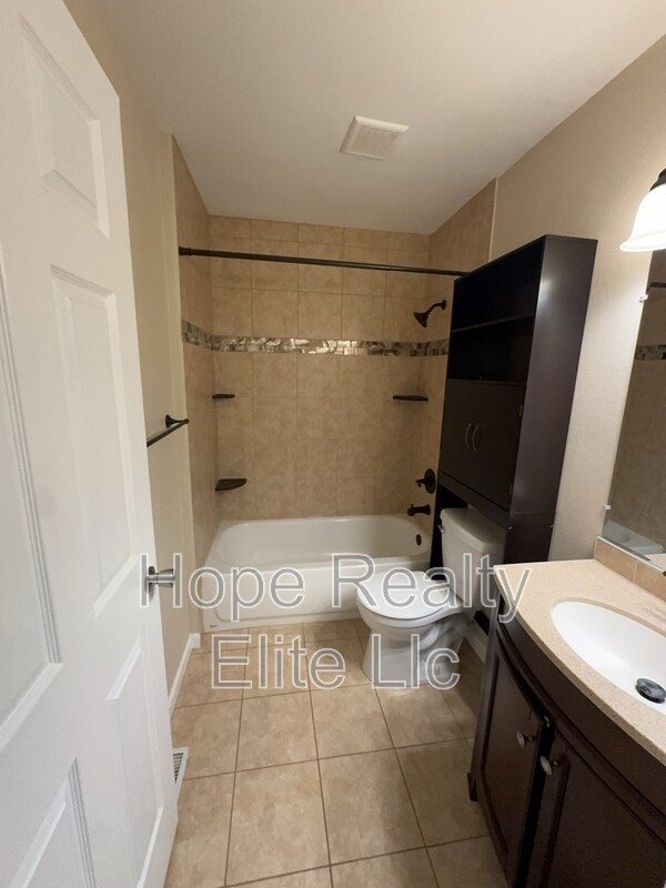 Building Photo - 1227 N Chestnut St