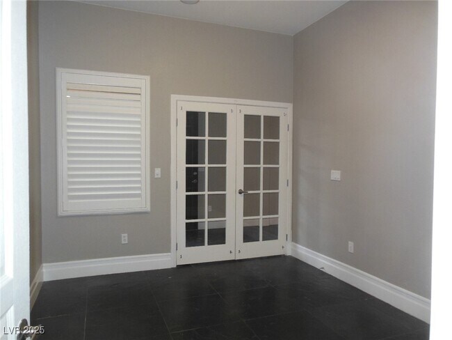 Building Photo - 10390 Blue Ginger Dr