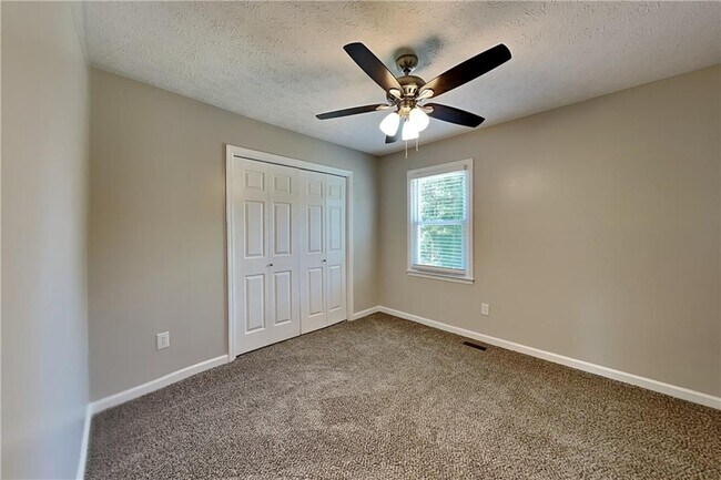 Building Photo - 450 Sumer Ln N