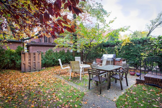 Building Photo - 161 Greenway S