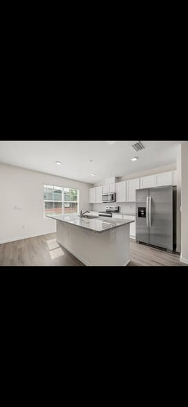 Building Photo - 2745 Flushing Dr