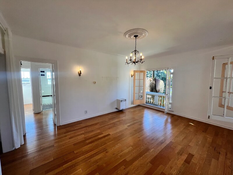 Building Photo - 2028 Beachwood Dr