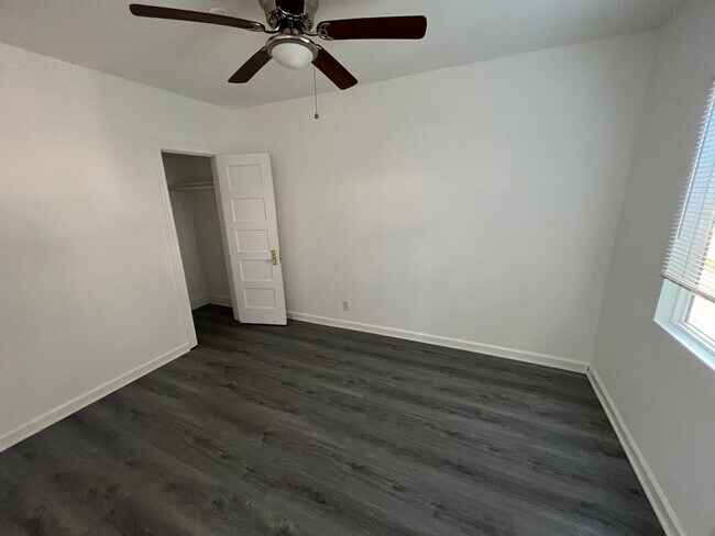 Building Photo - 5223 De Longpre Ave