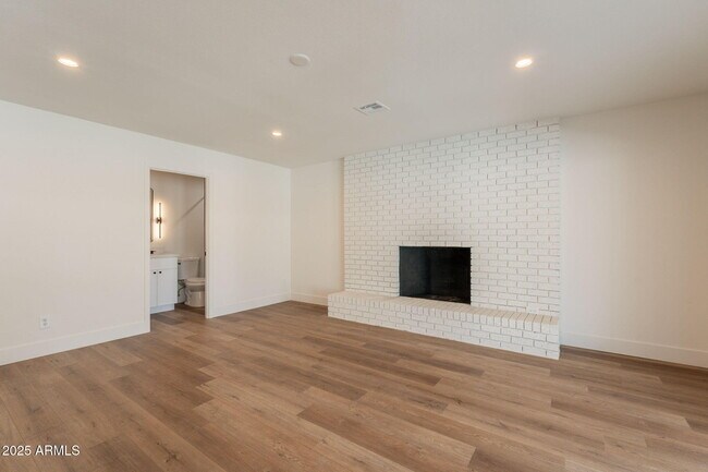 Building Photo - 1530 E Alameda Dr