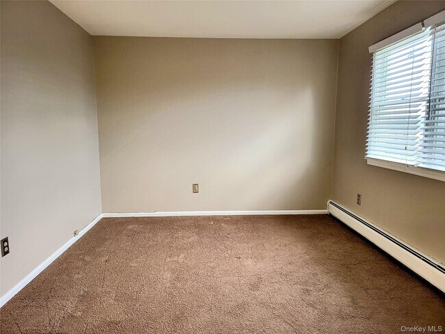 Building Photo - 6 Maple Ave