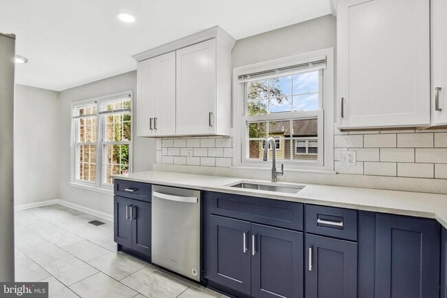Building Photo - 10257 Friendship Ct
