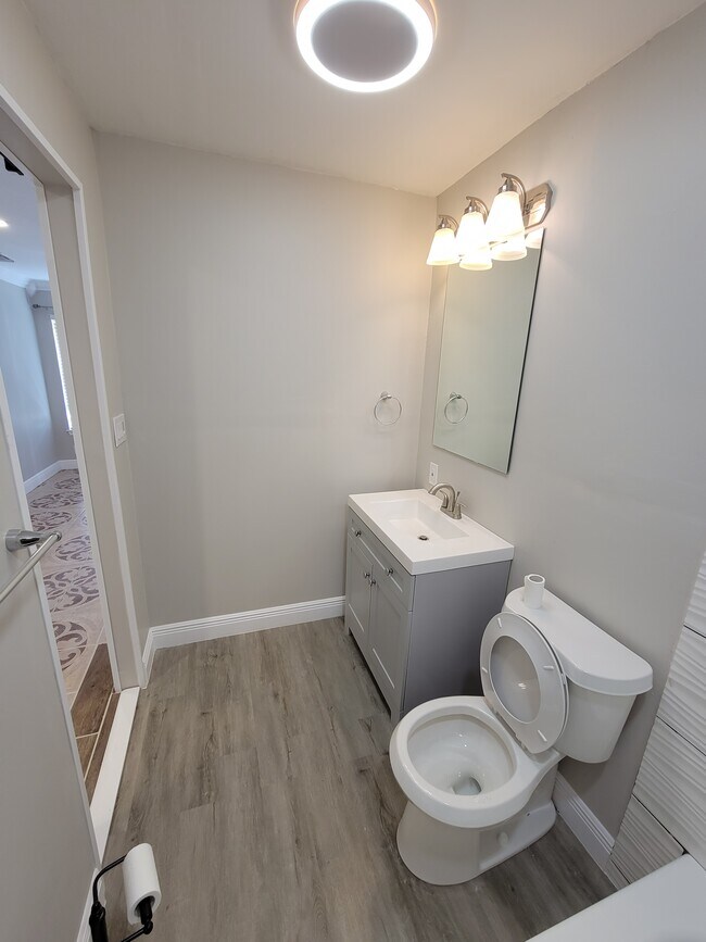 Building Photo - 810 Springvale Dr