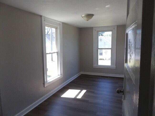 Building Photo - 116 Aikman Ave