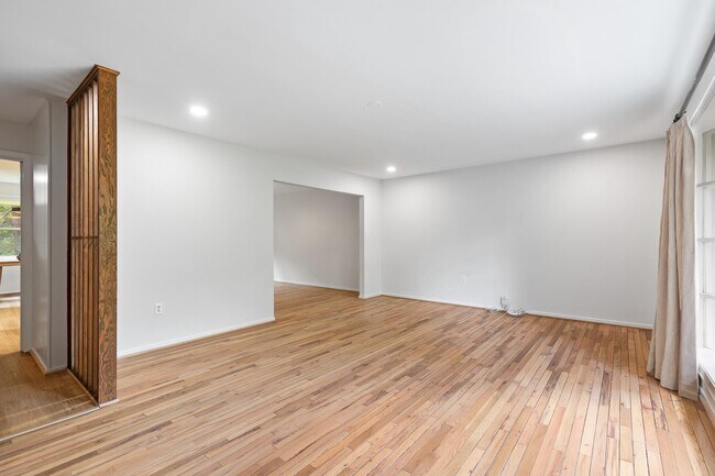 Building Photo - 1222 Noyes Dr