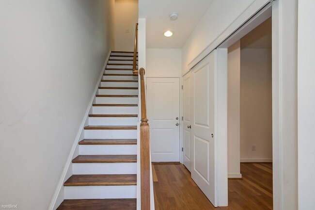 Building Photo - 4 br, 3.5 bath House - 866 Estes St