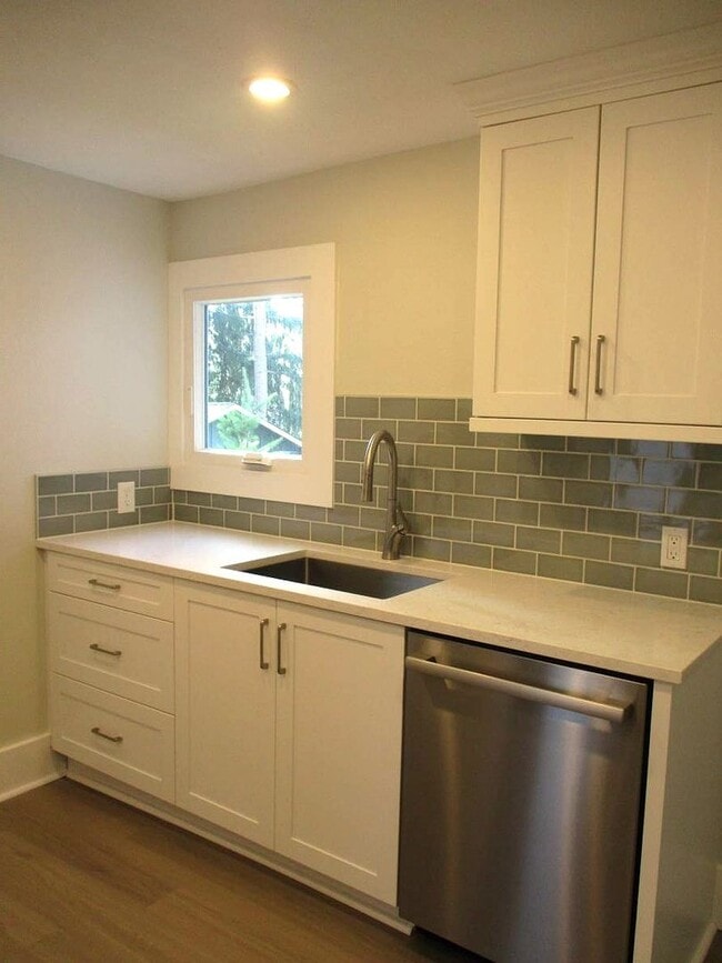 Building Photo - Charming 2 Bedroom, 1 Bathroom Home with P...