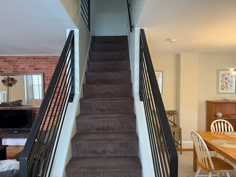 Building Photo - 39 Thomas Ave