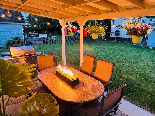 Building Photo - 2 Bed, 1 Bath Newly Renovated Rental