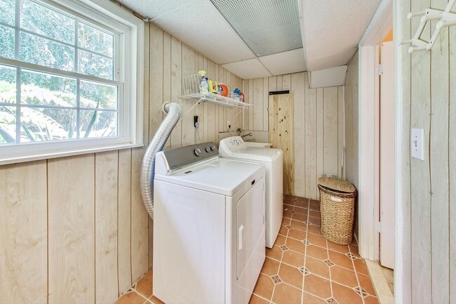 Building Photo - Nice SF 4bed+ 3 bath / close to Metro