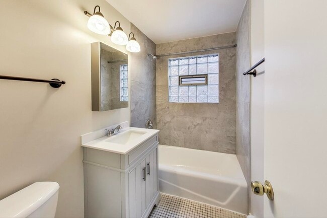 Building Photo - 333 Short St