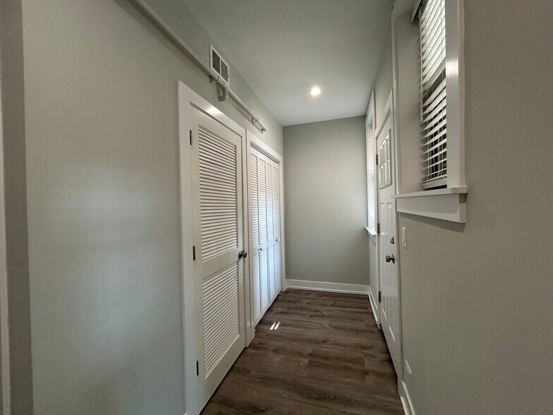 Building Photo - 1000 Crain St