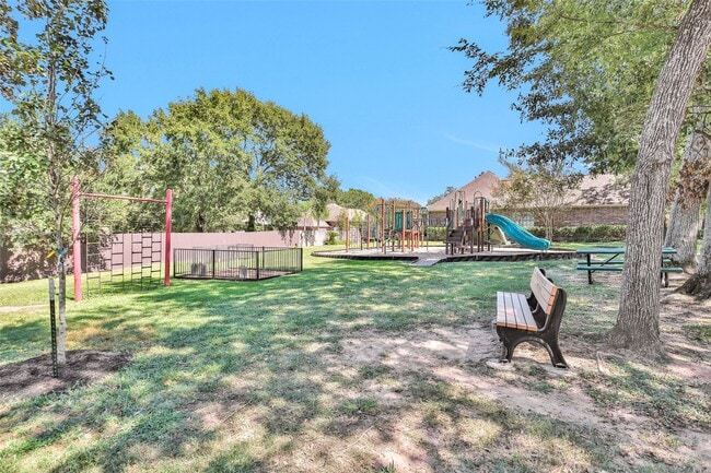 Building Photo - 36 April Point Dr N