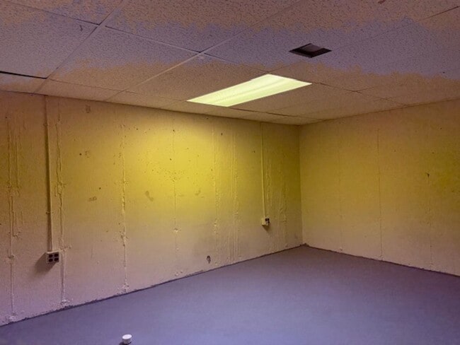 Building Photo - House For Lease