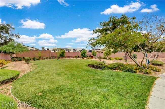 Building Photo - Guard Gated wonderful community 3 Bedroom Townhome!