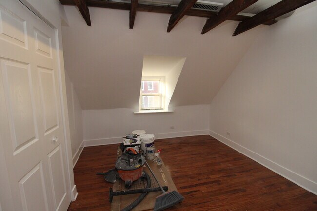 Building Photo - 1362 N Bosworth Ave