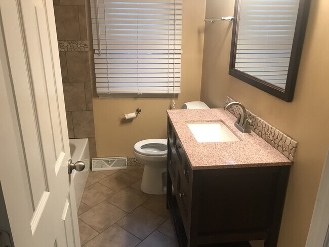 Building Photo - Beautiful Move in Ready 2Bed/1Bath