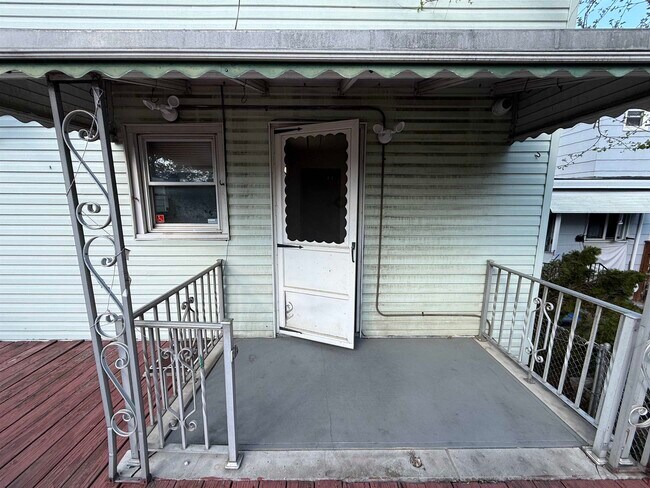 Building Photo - 36 W 9th St