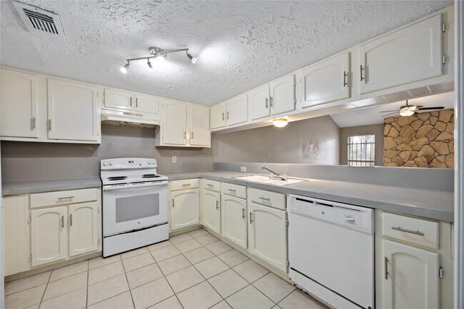 Building Photo - 12238 Wild Pine Dr