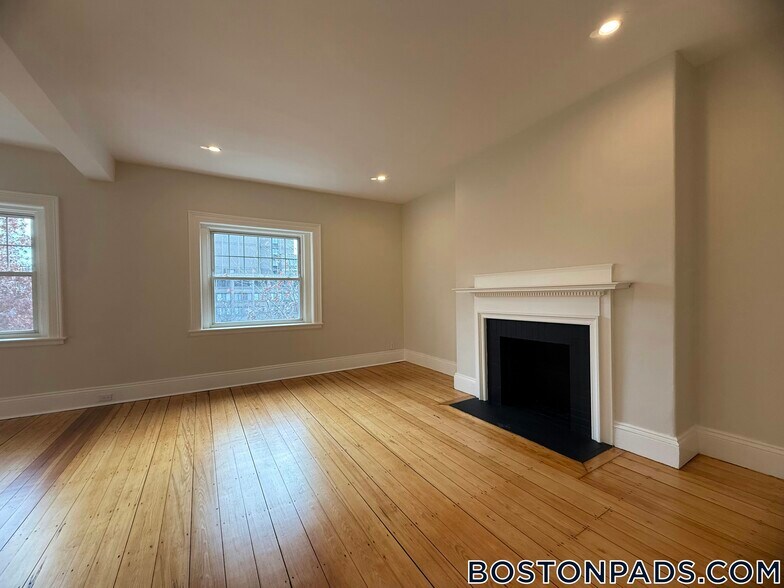 Building Photo - 1726 Beacon St