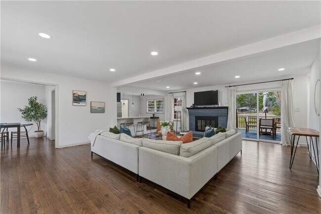 Building Photo - 2393 Lilla Cir SW