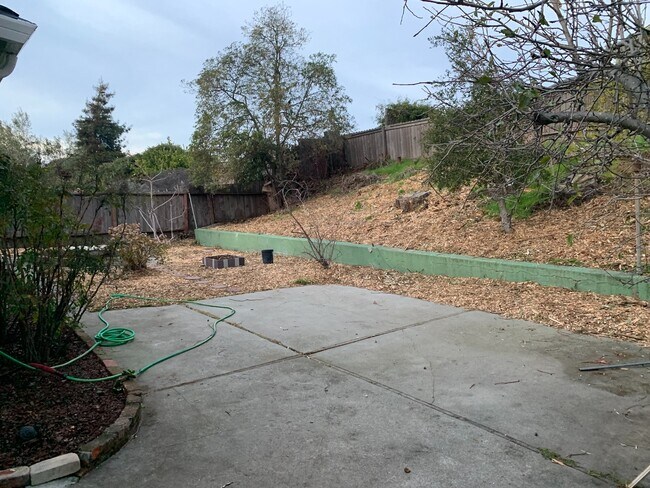 Building Photo - 3 Bedroom San Pablo Home in Tara Hills