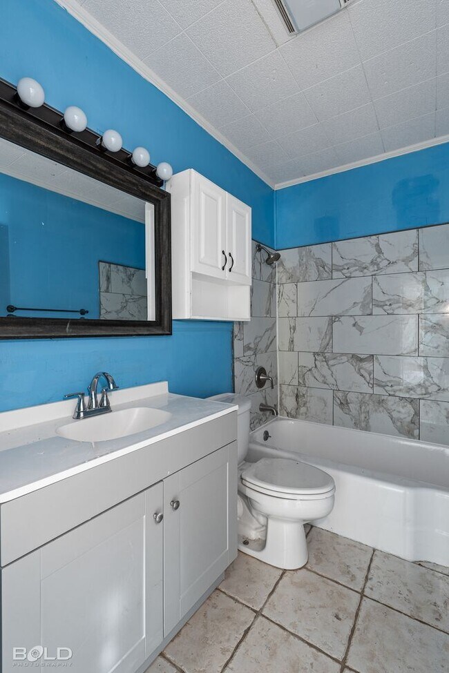 Building Photo - 237 E Elmwood St