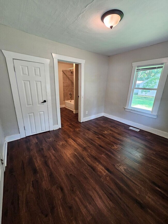 Building Photo - 2 bedroom | 1 Bathroom Home | Pets Welcome!