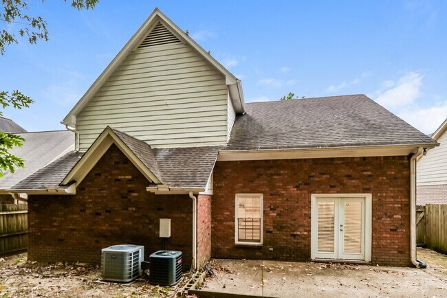 Building Photo - 2418 Lake Edge Dr