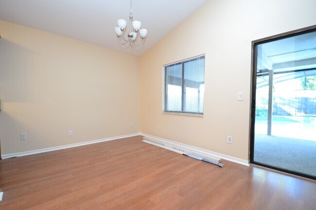 Building Photo - Gorgeous fully upgraded pool home in Ovied...